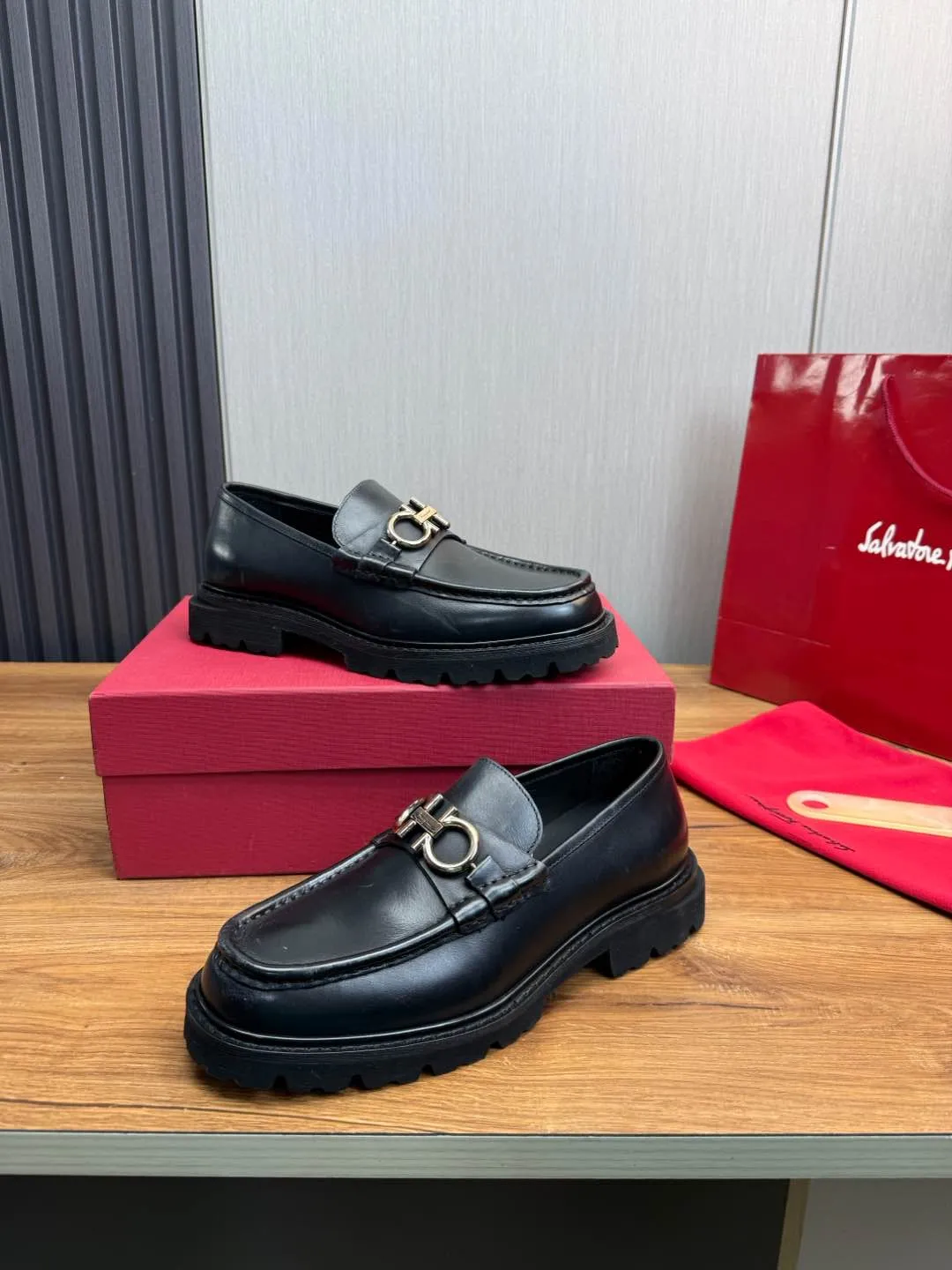 Men's shoes 💰880💰 Ferragamo. [Ferragamo] men's thick-soled loafers, the latest hot style, 1:1 original purchase quality, top quality, imported open-edge beaded cowhide leather on the upper, hand-made three-dimensional stitching highlights the round toe design, the inner foot pads are all imported cowhide, with original lightweight foam outsole, matching code 39-44, (38, 45 custom-made, non-refundable)